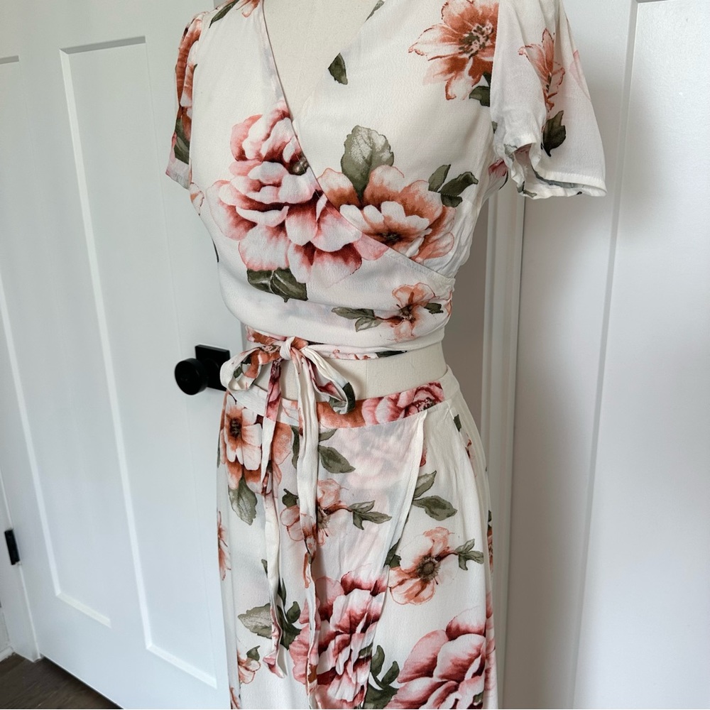 White Tropical Floral Wrap Skirt and Top Coord Set | Size 2 - Picture 3 of 9